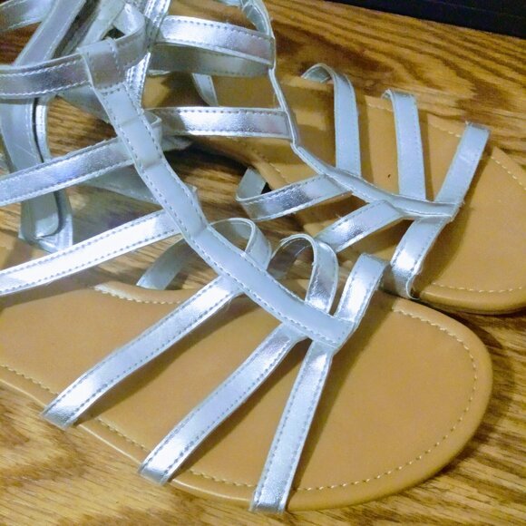 Girl's size 4.5 American Eagle silver strappy sandals - Picture 1 of 11